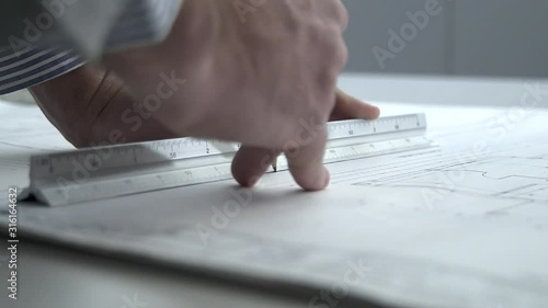 Arquitecto diseña planos con lápiz y regla HD photo