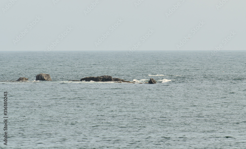 Fototapeta premium La Bretagne et toute la beauté de ses paysages marins, rochers majestueux voiliers voguant sur l'océan, récifs à fleur d'eau, et sérénité de la mer