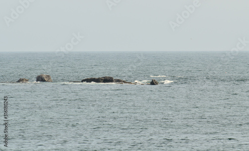 La Bretagne et toute la beauté de ses paysages marins, rochers majestueux voiliers voguant sur l'océan, récifs à fleur d'eau, et sérénité de la mer