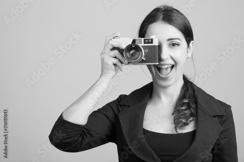 giovane fotografa , usa la sua reflex - isolata su sfondo neutro photo