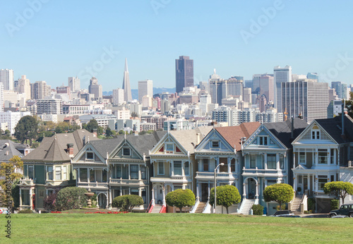 Foto Alamo square in San Francisco. Tourist attraction view point.