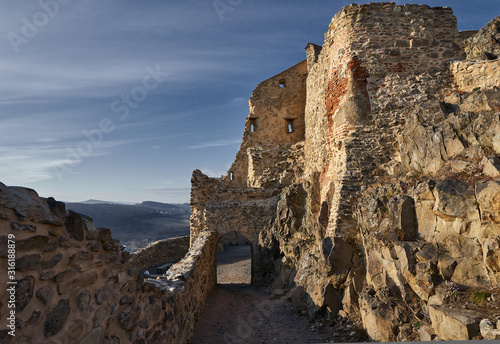 Medieval fortress ruins © Xalanx