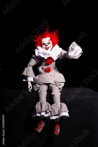 Fotografia scary clown killer on a black background