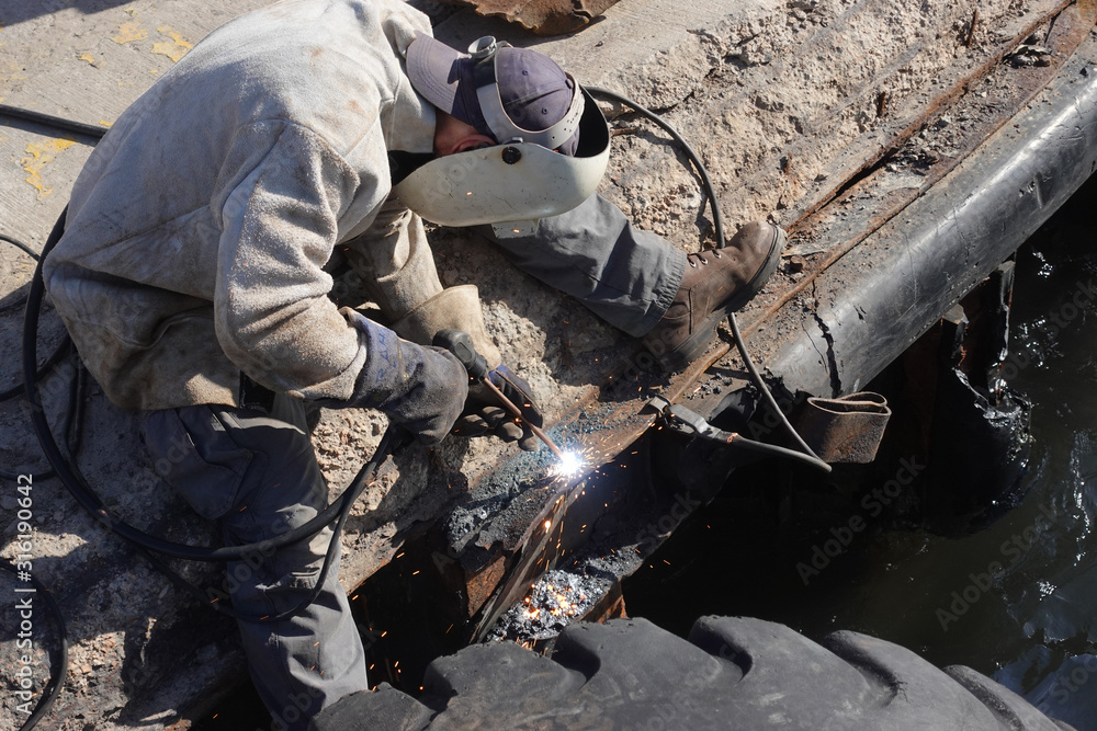 offshore welder using brocco cutting tool offshore welder using brocco cutting tool