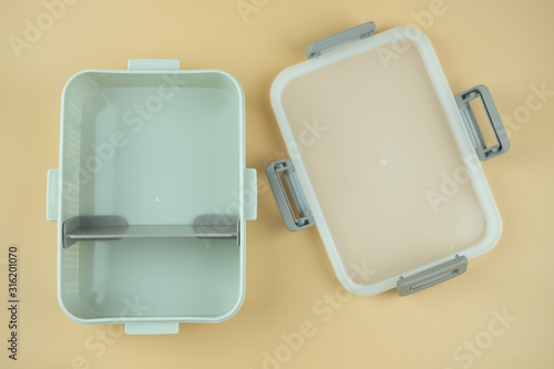 Φωτογραφία Open plastic lunch box with lid.