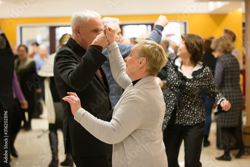 Obraz na płótnie Dancing for pensioners