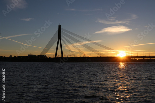 Brücke über die Düne beim Sonnenuntergang