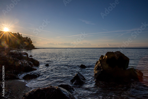 Felsen im Meer im Sonnenuntergang