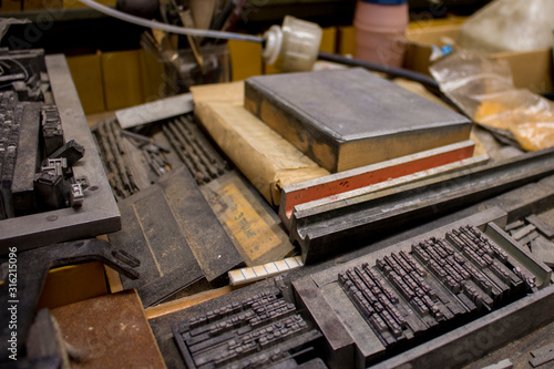 Primo piano di oggetti, lettere e blocchi di stampa di tipo metallico di una vecchia tipografia, foto a colori