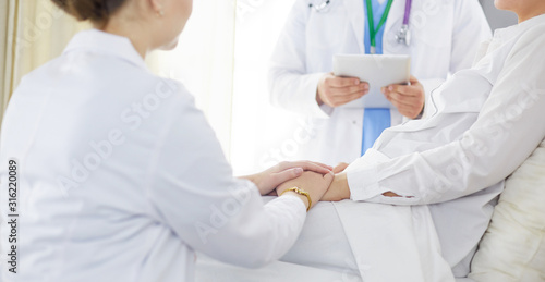 doctor explaining diagnosis to her female patient
