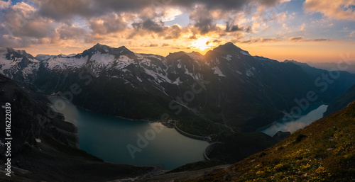Sonnenuntergang in den Alpen © cineMars