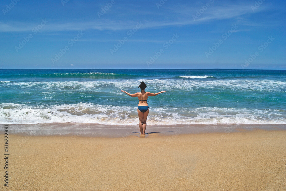 chica en la playa haciendo yoga 