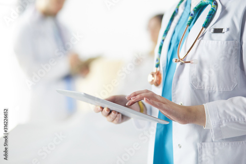 Foto Doctor man in surgery examining young woman
