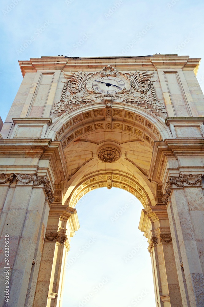 Arco trionfale di Rua Augusta, un maestoso arco che si apre verso l'interno del quartiere Baixa nella città di Lisbona, in Portogallo, che collega la grande Piazza del Commercio a Rua Augusta
