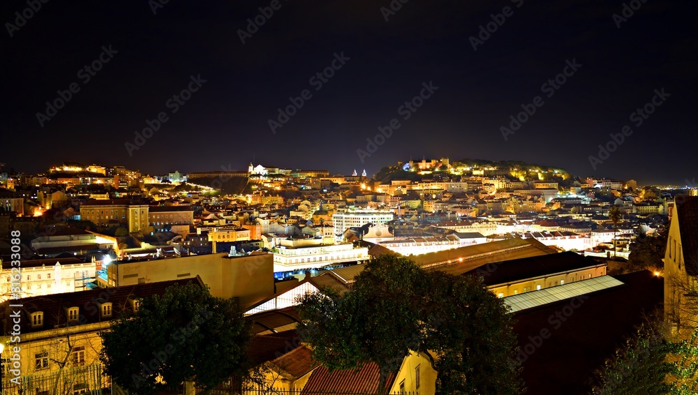 paesaggio notturno della città di Lisbona, capitale del Portogallo, visto dal punto panoramico del Miradouro de São Pedro de Alcântara