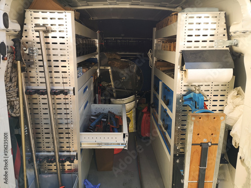 interno di un furgone allestito per lavoro di idraulico ed emergenze