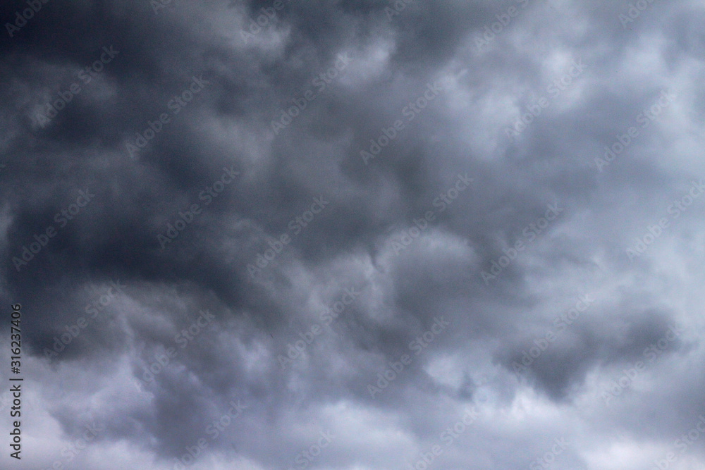Obraz premium The dark clouds before the rain