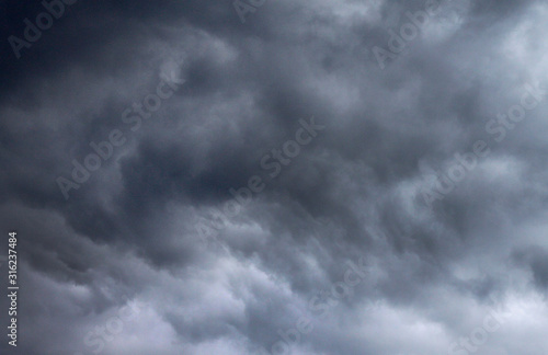 Obraz na plátně The dark clouds before the rain