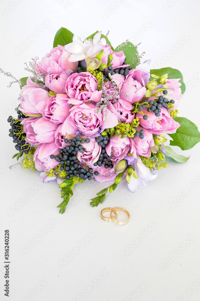 Bonitas peonías y rosas de color morado con arándanos foto de Stock | Adobe  Stock
