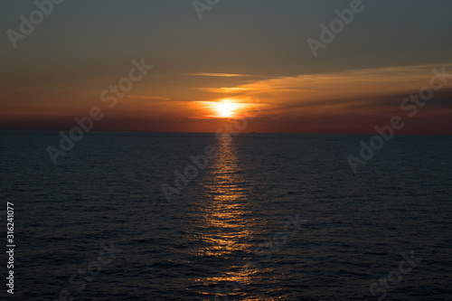 Sonnenuntergang über dem Meer © parallel_dream