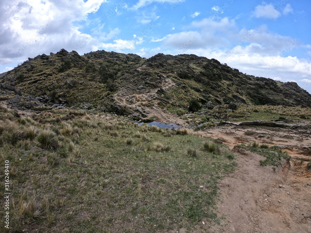 Arroyo a mitad de los cerros Arroyo a mitad de los cerros