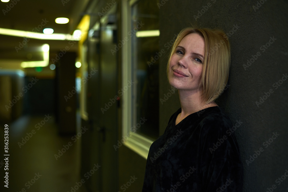 Obraz premium Woman is smiling on a dark background.