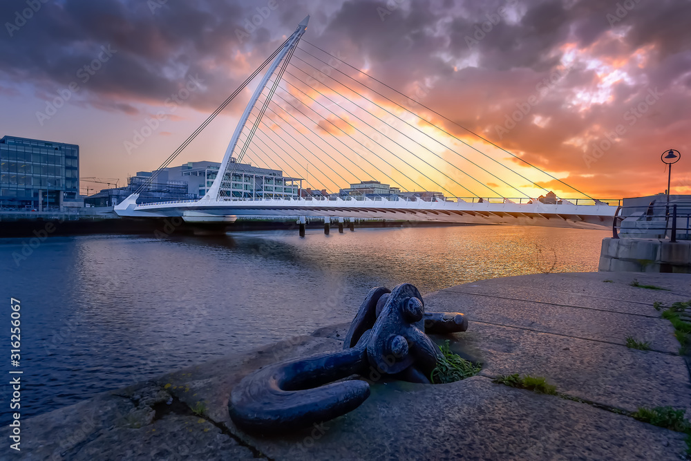 Obraz premium Amazing sunset and golden hour at Samuel Beckett bridge, resembling a harp. Fine art photography of Dublin cityscape, Ireland