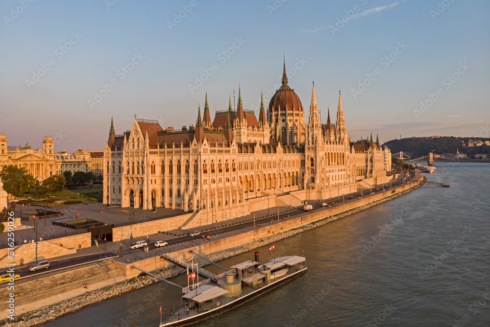 Obraz premium Hungarian Parliament, Budapest, Hungary