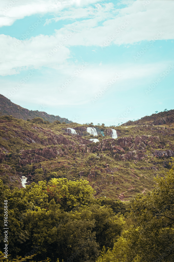 Cachoeira do paredão rochoso que cerca cidade de Tiradentes em Minas Gerais
