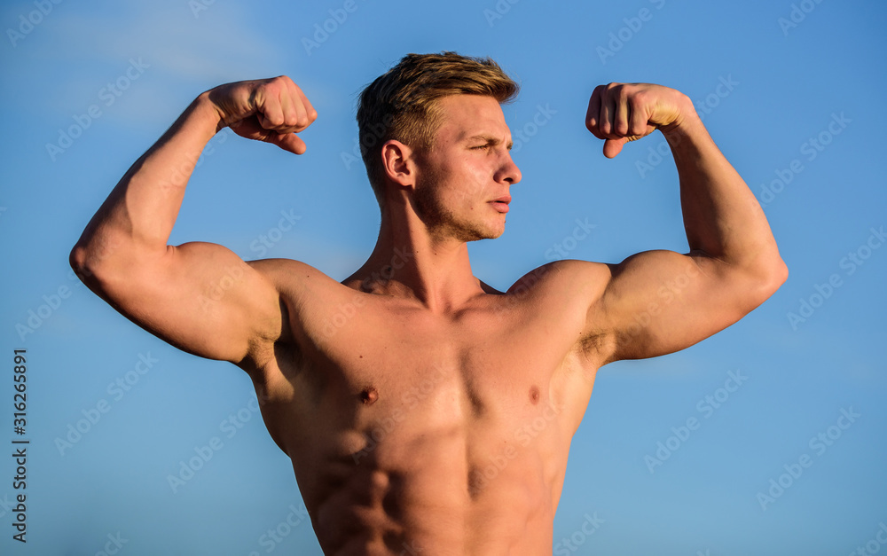 Foto Stock Strong bodybuilder. bodybuilder male power. bodybuilding  concept. Sport and health activity. Divine beauty. Muscular healthy body.  sexy man bare torso. morning workout outdoor. athletic macho man | Adobe  Stock