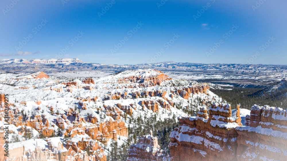 Obraz premium Bryce Canyon with snow