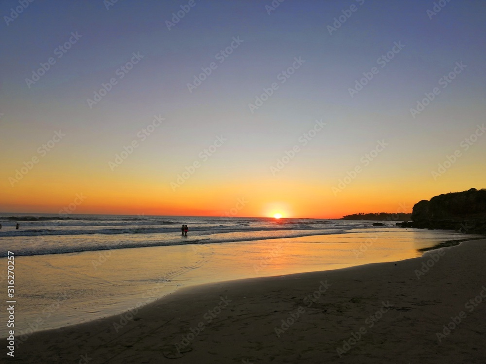 Obraz premium atardecer en playa de El Salvador