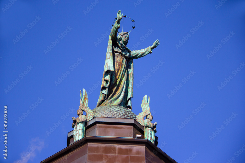 Fototapeta premium Statue atop a historic Montreal church