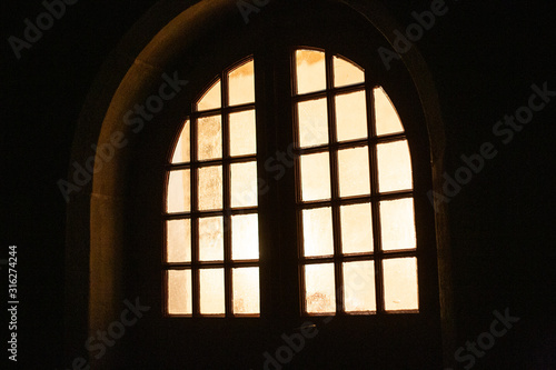 Erleuchtetes Rundbogen Fenster bei Nacht