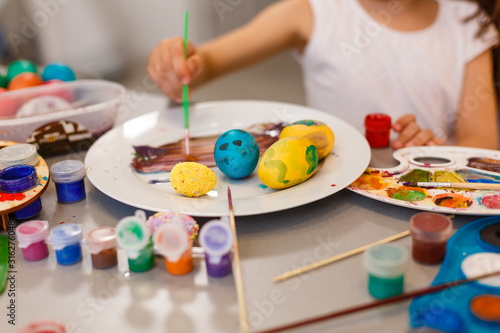 colouring eggs for eastertime at home