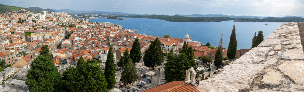 Vistas de la ciudad de Sibenik desde la fortaleza de San Miguel en Croacia, verano de 2019
