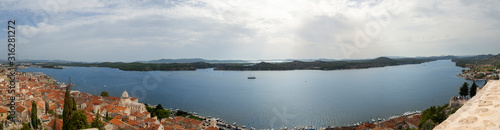 Vistas panor  micas del paisaje mar  timo de Sibenik desde la fortaleza de San Miguel en Croacia  verano de 2019