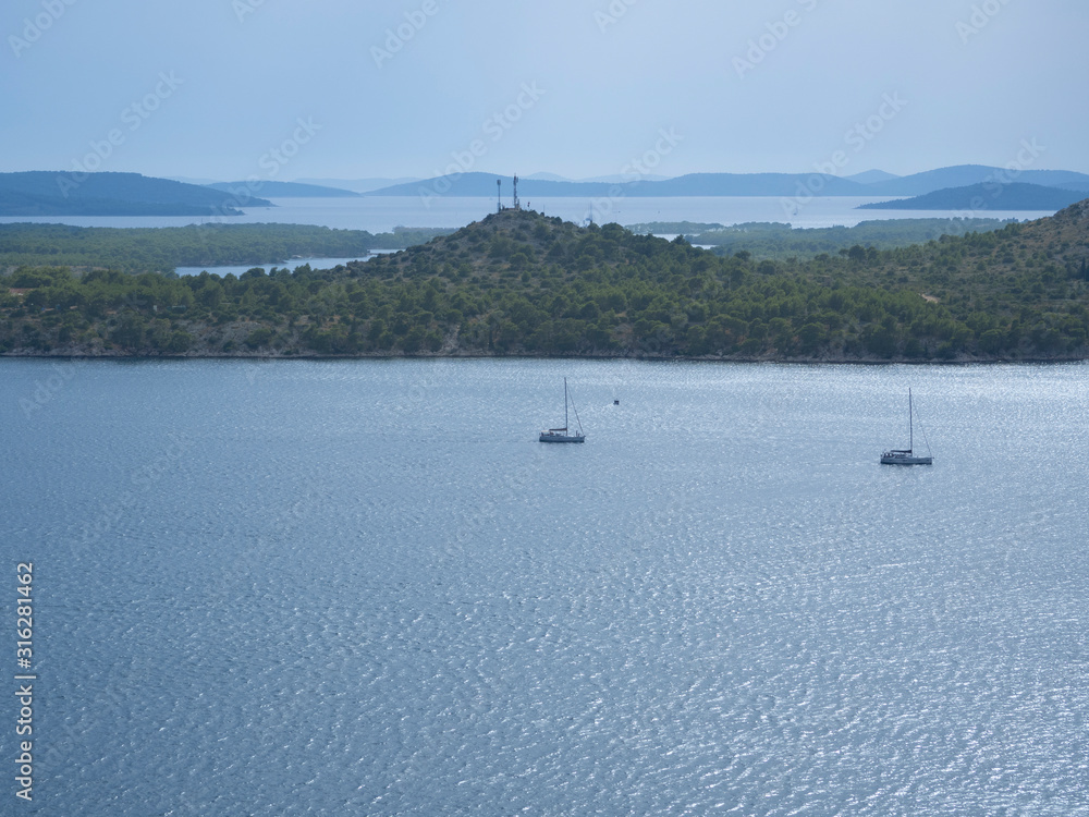 Vistas del paisaje de Sibenik  con barcos y montañas, desde la fortaleza de San Miguel en Croacia, verano de 2019