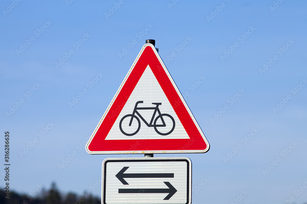 Schild Achtung Radverkehr und Fahrradfahrer. Warnung vor kreuzenden Radfahrern auf der straße