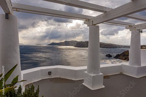 Patio con vista su Thirasia, isola di Santorini GR