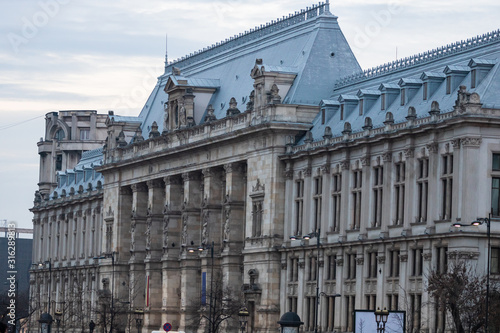 Foto Palace of Justice building (Palatul Justitiei) early in the morning
