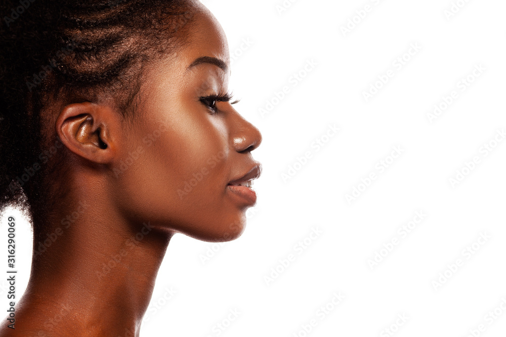 Profile view of young beautiful African American Women - obrazy, fototapety, plakaty 
