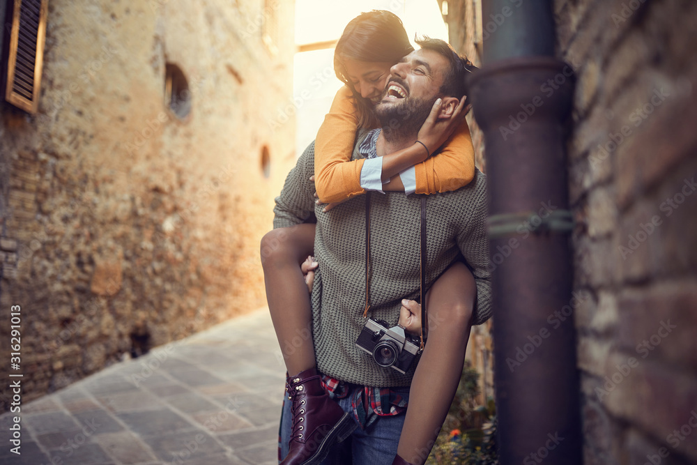 Fototapeta premium Mężczyzna i kobieta bawią się na ulicach Włoch