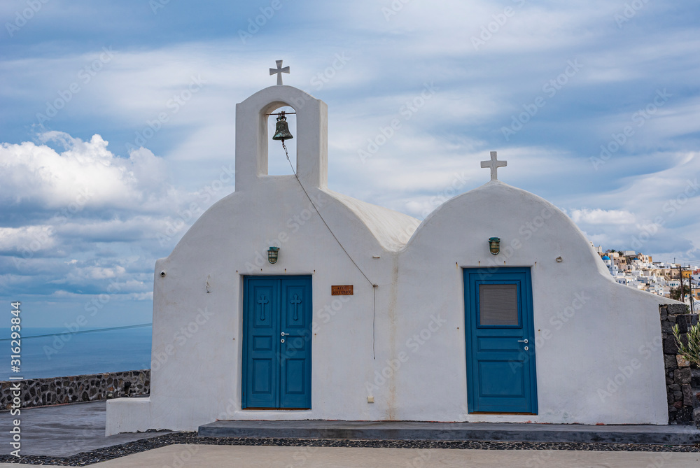 Tipica cappella Ortodossa nel villaggio di Pyrgos Kallistis, isola di Santorini GR