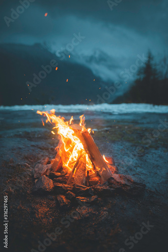 Foto campfire in the mountains