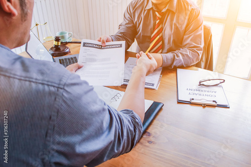 Fotografía The lawyer is currently consulting on legal contract documents to be used as a contract between investors to sign a consent to invest in doing business together