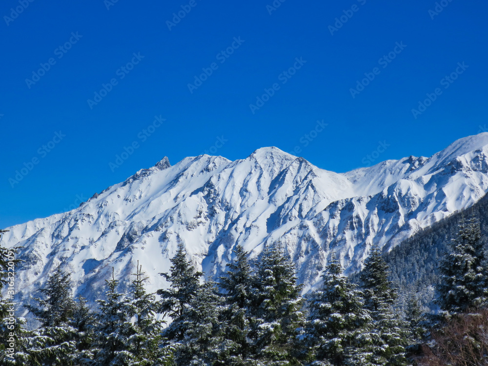 雪山　北アルプス　西穂高岳　青空　風景　