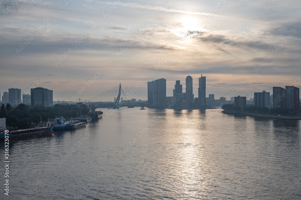 Naklejka premium Panorama von Rotterdamm im Sonnenaufgang