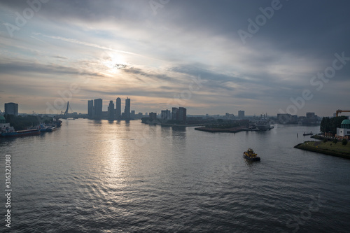 Panorama von Rotterdamm im Sonnenaufgang