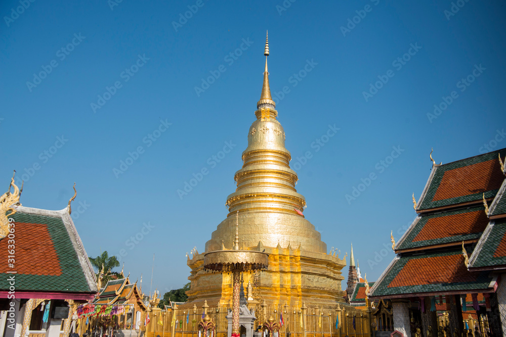 Fototapeta premium THAILAND LAMPHUN WAT PHRA THAT HARIPHUNCHAI